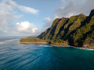 Obraz premium Breathtaking view of the Rugged Cliffs along the Na Pali Coast of Kauai 