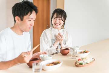 家で食事をする夫婦・カップル（味見・自炊）
