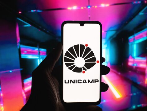 Photo illustration of the Unicamp logo is displayed on a smartphone screen, Umuarama August 25, 2024	