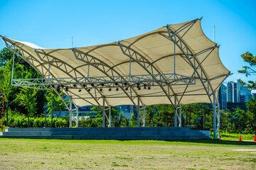 Obraz premium Vibrant Outdoor Performance Stage in the Park