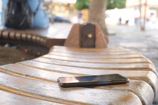 forget smartphone on a park bench, lost smart phone 