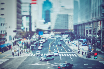 繁華街の町並みと道路のぼかし風景