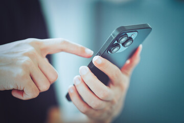 スマホを利用する女性の手元