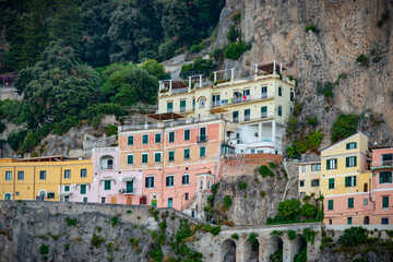 Vista de la costa de Amalfi de Italia durante un d&iacute;a soleado.
