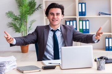 Obraz premium Young male employee working in the office