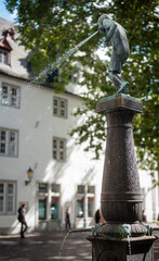 Der Wasser speiende Koblenzer Schängel am Willi-Hörter-Platz.