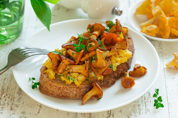toast with  fried chanterelle mushrooms and scrambled eggs