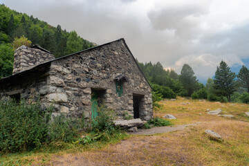 Obraz premium Old stone cabin in the forest, in the Pyrenees (Huesca, Spain) 