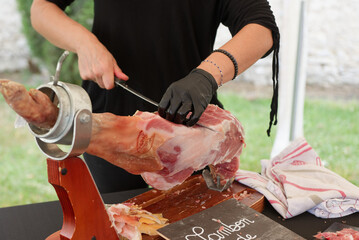 jambon de pays à l'os en découpe