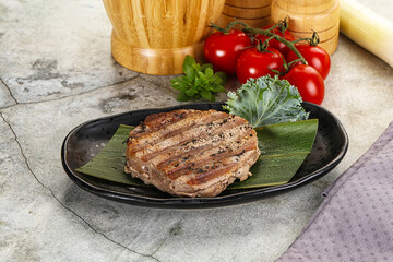 Grilled tuna medallion in the plate