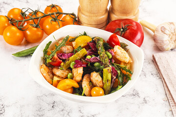 Gourmet salad with prawn and asparagus