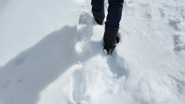 雪原を歩く女性の足元