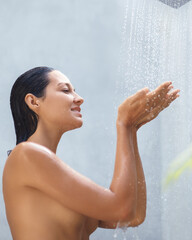 Naklejka premium Peaceful Woman Enjoying a Rejuvenating Shower with a Contented Smile