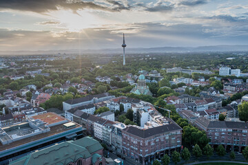 Majestätischer Blick über Mannheim: Der Wasserturm und die Friedrichsplatz-Allee im Abendlicht