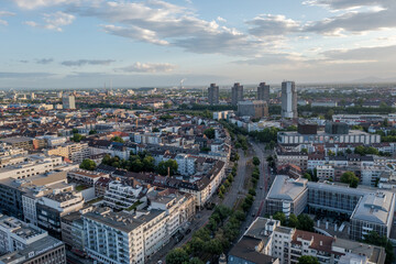 Obraz premium Majestätischer Blick über Mannheim: Der Wasserturm und die Friedrichsplatz-Allee im Abendlicht