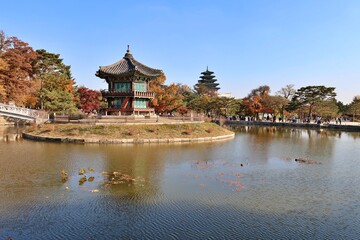 Naklejka premium 서울 경복궁 향원정의 가을 풍경