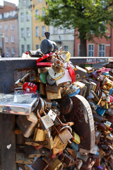 Kł&oacute;dki symbol miłości. Mostek miłości Gdańsk lato 