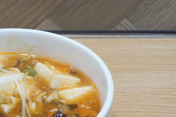 白い皿に盛った麻婆豆腐