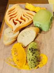 WOODEN BOARD WITH FLAVORED BREADS