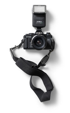 This vintage Minolta camera with a flash showcases classic photography equipment, highlighting its design and functionality perfect for enthusiasts or collectors
