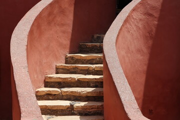 Vue d'un détail de l'escalier de couleur orangée de la maison des esclaves de l'île de Gorée au...