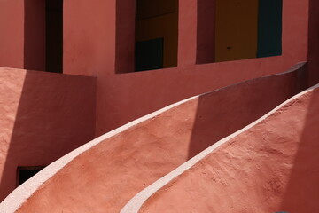Vue d'un détail de l'escalier de couleur orangée de la maison des esclaves de l'île de Gorée au...