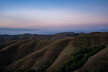 夕方のスンバ島の山とグラデーションの空
