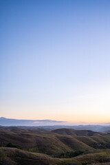 山と夕陽の美しい景色