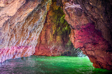 Meeresgrotte in der Nähe von Albufeira, Algarve (Portugal)