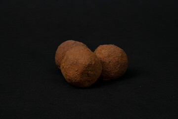 Ganophyllum falcatum powder compacted into a ball shape for use as a traditional skin treatment. Mangir powder is a powder that can treat the whole body, leaving your skin clean, soft and fragrant.