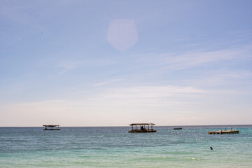 ボートが海に浮かんでいる美しい景色