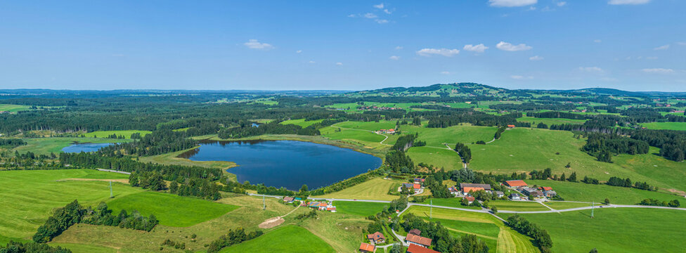 Typische Allg&auml;uer Landschaft nahe Ro&szlig;haupten rund um die Ortschaft Sameister