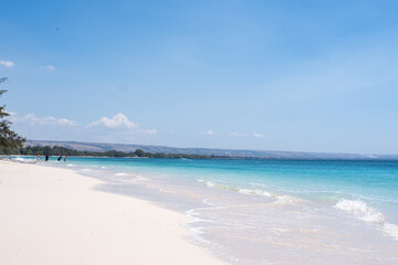 白くて美しい砂浜と青いきれいな海