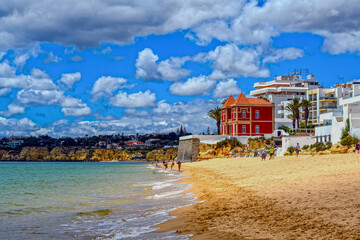 Badestrand in Armação de Pêra, Algarve (Portugal)