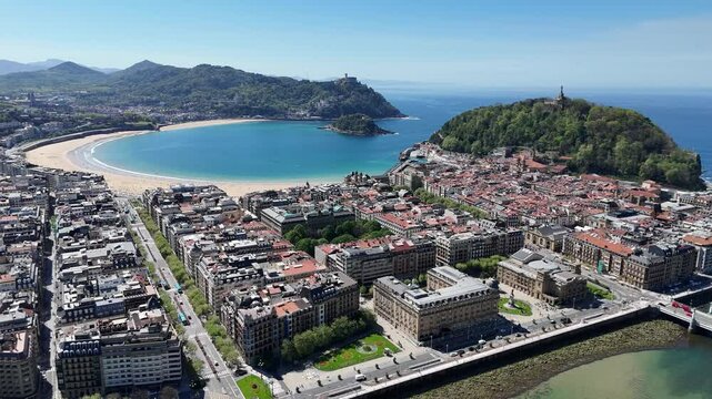 Donostia - San Sebasti&aacute;n, Vista a&eacute;rea de la ciudad con el Puente de Santa Catalina que, une el centro y el barrio de Gros. Stock-2