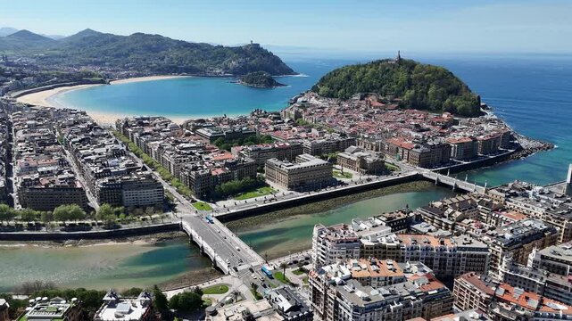 Donostia - San Sebasti&aacute;n, Vista a&eacute;rea de la ciudad con el Puente de Santa Catalina que, une el centro y el barrio de Gros. Stock-5