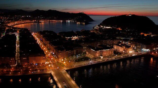 Donostia - San Sebasti&aacute;n, Vista a&eacute;rea nocturna de la ciudad con el Puente de Santa Catalina que, une el centro y el barrio de Gros. Stock-7
