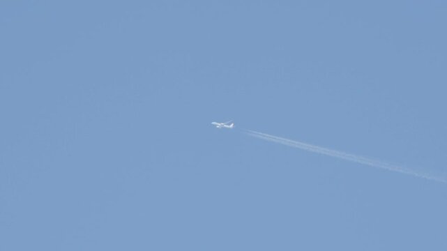 Flugzeug fliegt vor Blauen Himmel