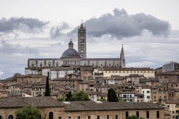 Fototapeta premium Ogólna panorama Sienny w letnie pochmurne popołudnie z widokiem katedry na pierwszym planie