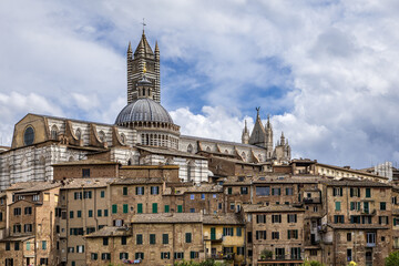 Obraz premium Ogólna panorama Sienny w letnie pochmurne popołudnie
