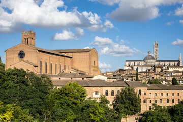 Fototapeta premium Ogólna panorama Sienny w letnie pochmurne popołudnie