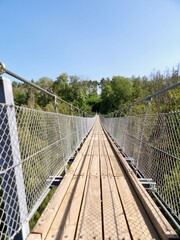 Obraz premium Eine Wanderung von Braunsrode zur Hängeseilbrücke über das Bärental in der Hohen Schrecke