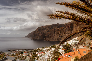 Blick auf die Felsen Los Gigantes auf Teneriffa in der goldenen Stunde, während des...