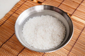 洗って水につけたタイ米のもち米