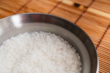 洗って水につけたタイ米のもち米