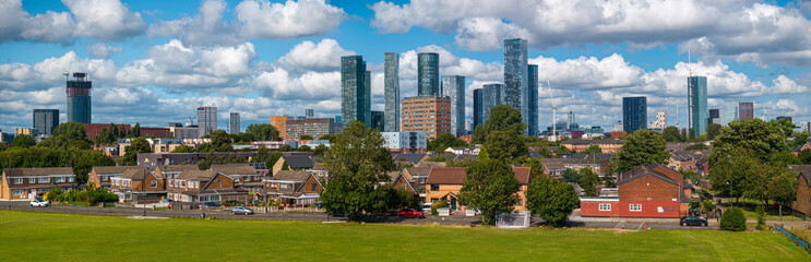 Obraz premium Panoramic view of Manchester, UK with tall buildings, including several skyscrapers, and a mix of residential and commercial areas 