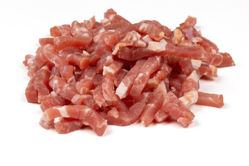 tas de lardons de bacon isolé sur un fond blanc	