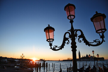 Obraz premium sunrise over the street lamp in venice