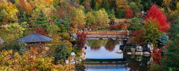 Crédence de cuisine Jardin Panoramic view of Walking bridge in scenic Frederik Meijer gardens in autumn time in Grand Rapids, Michigan.  © SNEHIT PHOTO