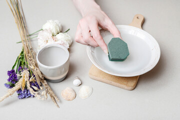 Florist at work: How to make simple floral arrangement with eustoma and limonium. Step by step, tutorial.